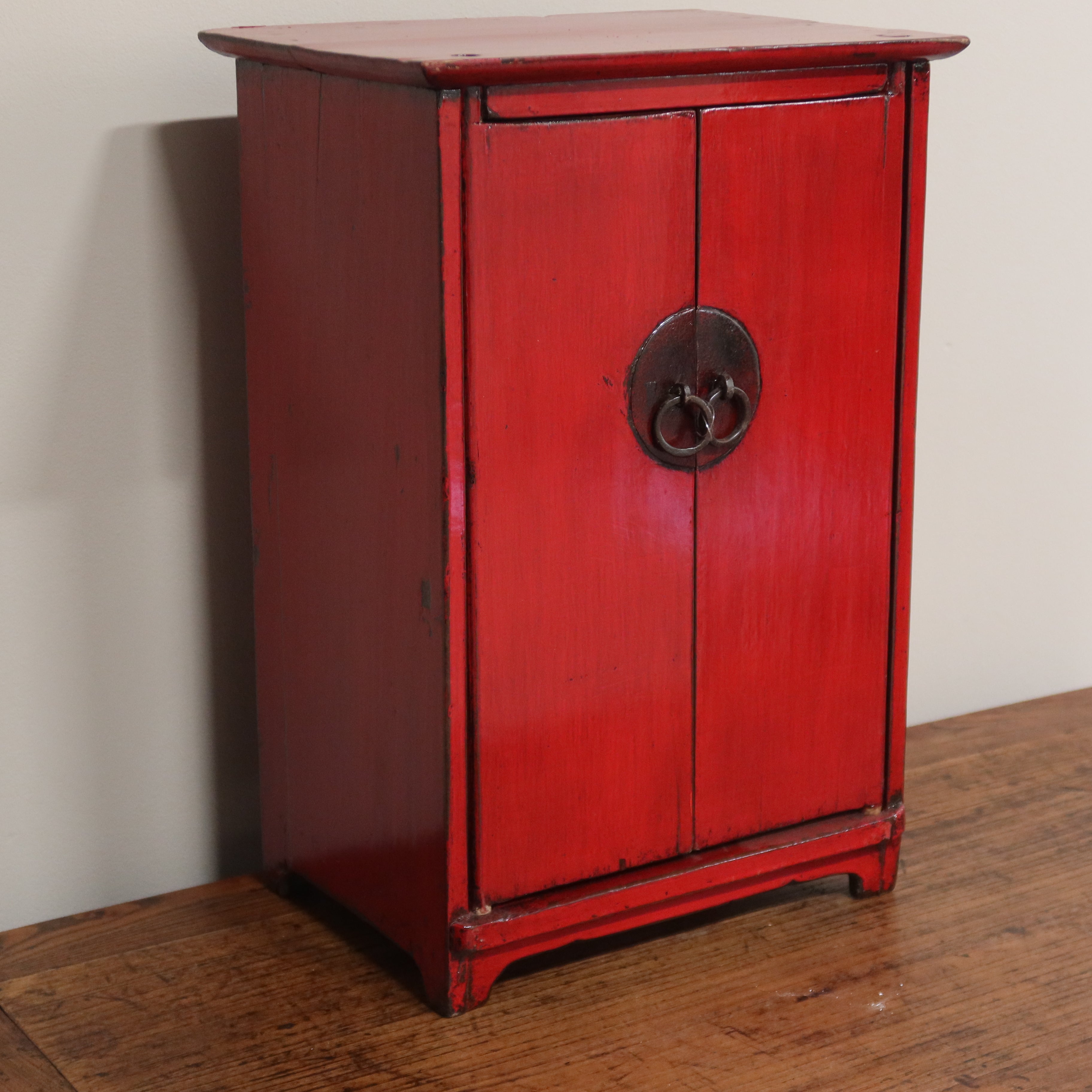 COMODINO CINESE LACCA ROSSA