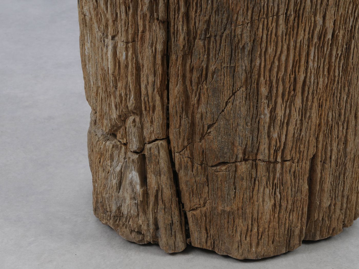 Tavolino tronco in legno pietrificato - 51325