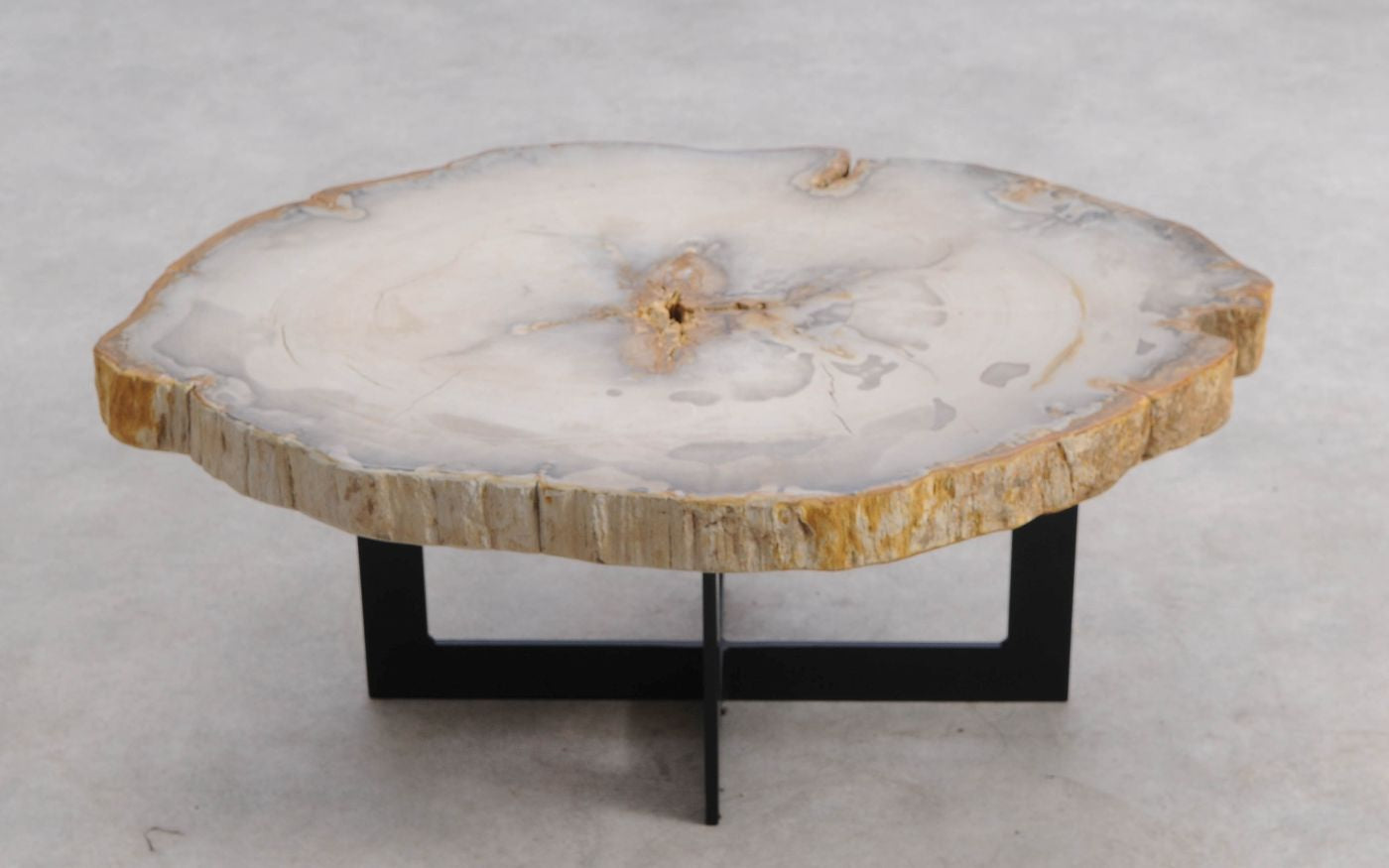 Tavolino in legno pietrificato - 57250