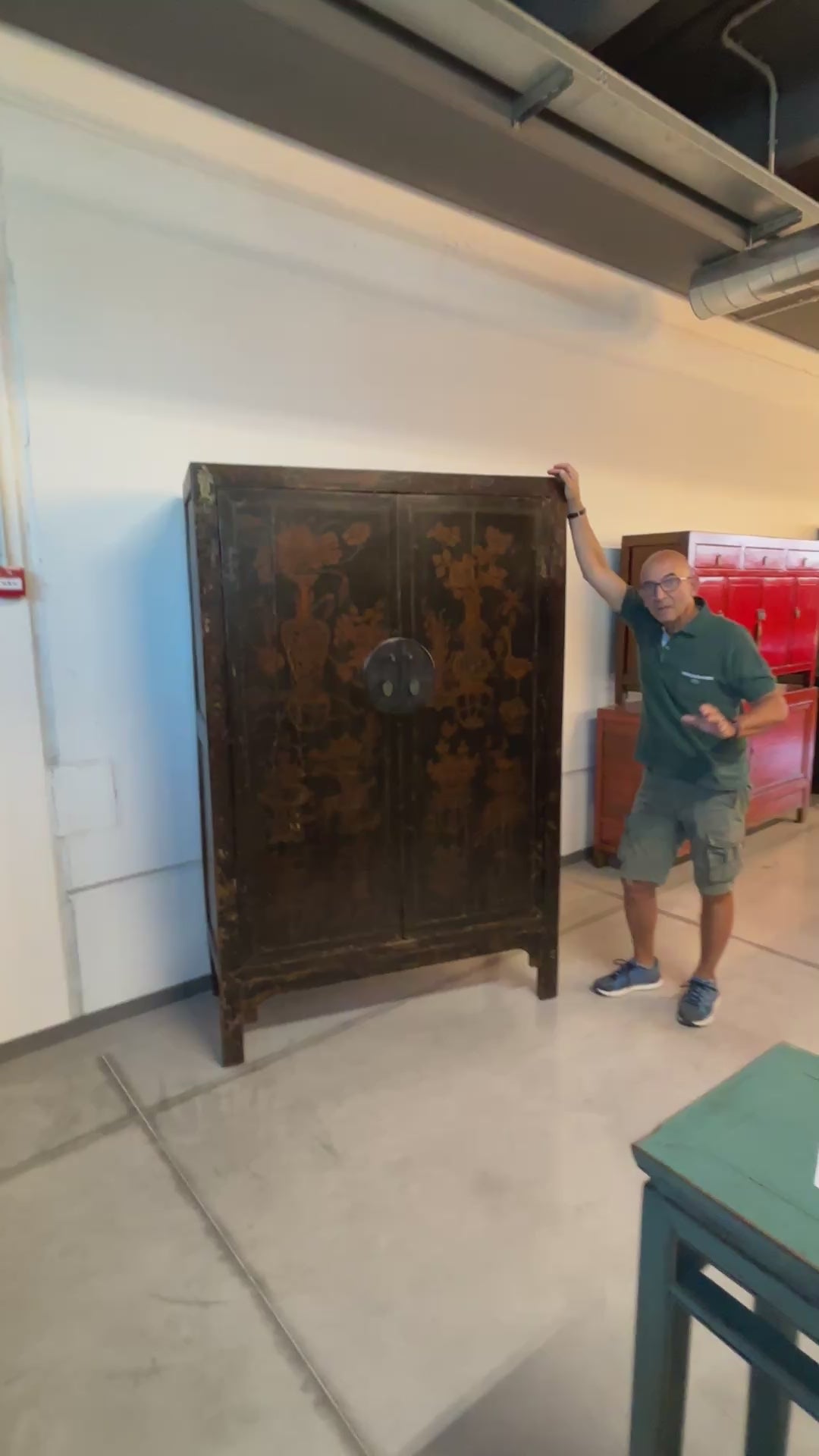 Carica video: GRANDE ARMADIO SHANXI NERO DECORATO