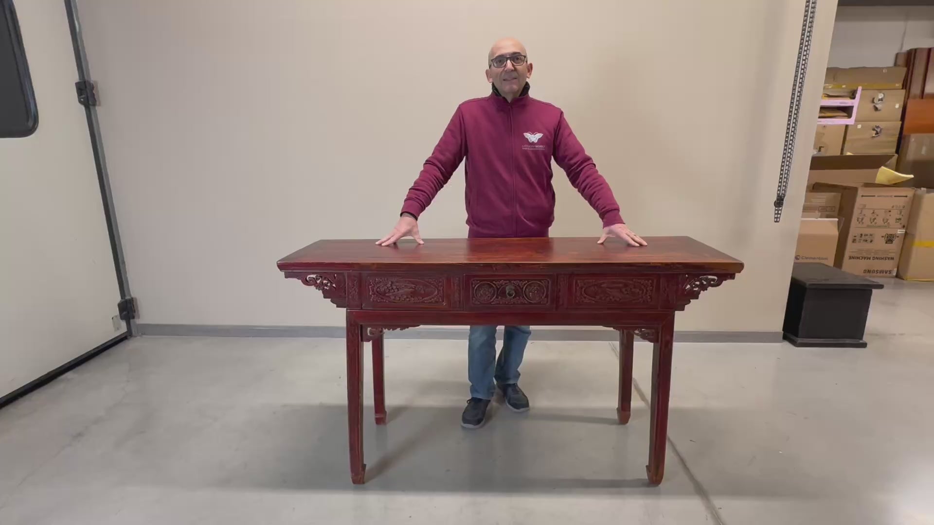 Carica video: GRANDE CONSOLLE DA CENTRO CON CASSETTI INTAGLIATI E PIANO AGGETTANTE