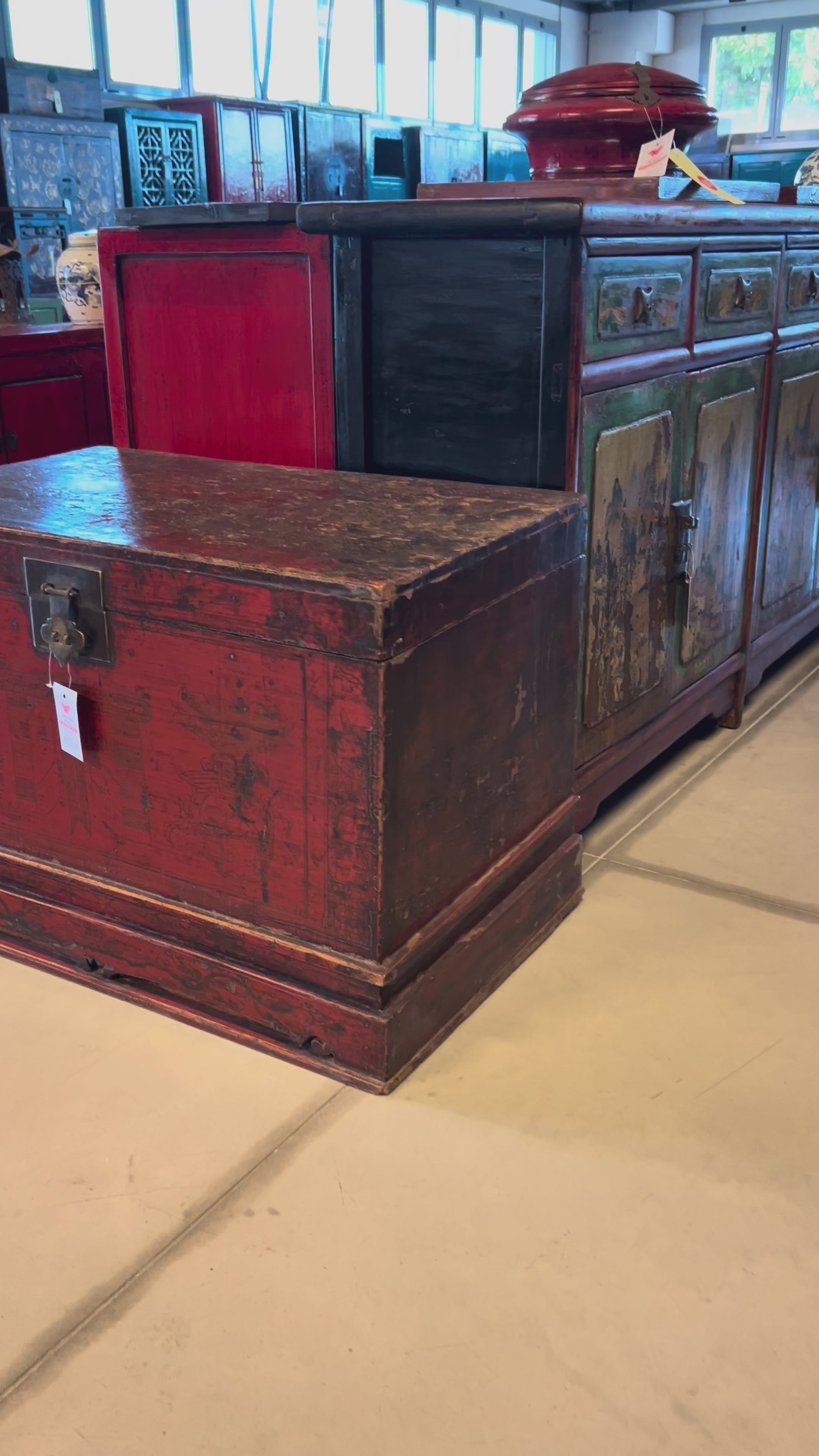 Carica video: BAULE CINESE IN LACCA ROSSA CON DECORO LIEVE