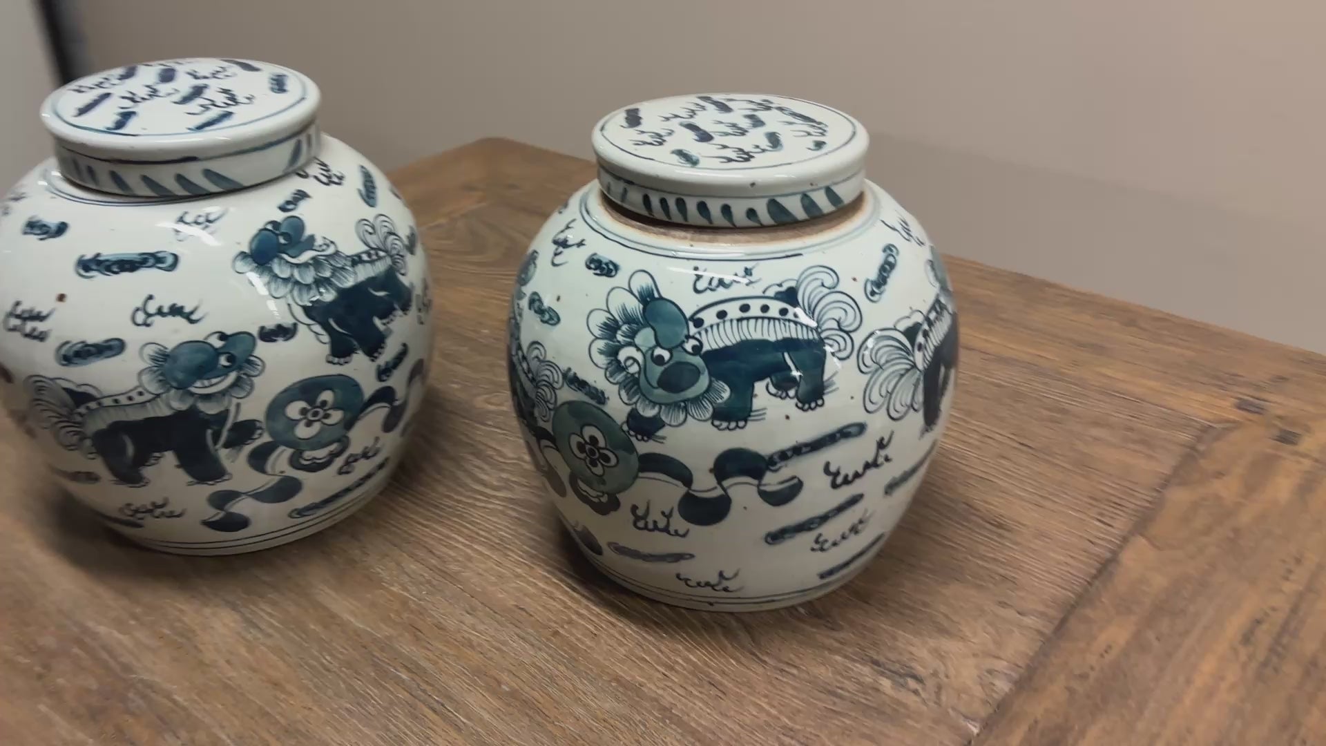 Carica video: VASO CINESE STONDATO IN CERAMICA DECORATA