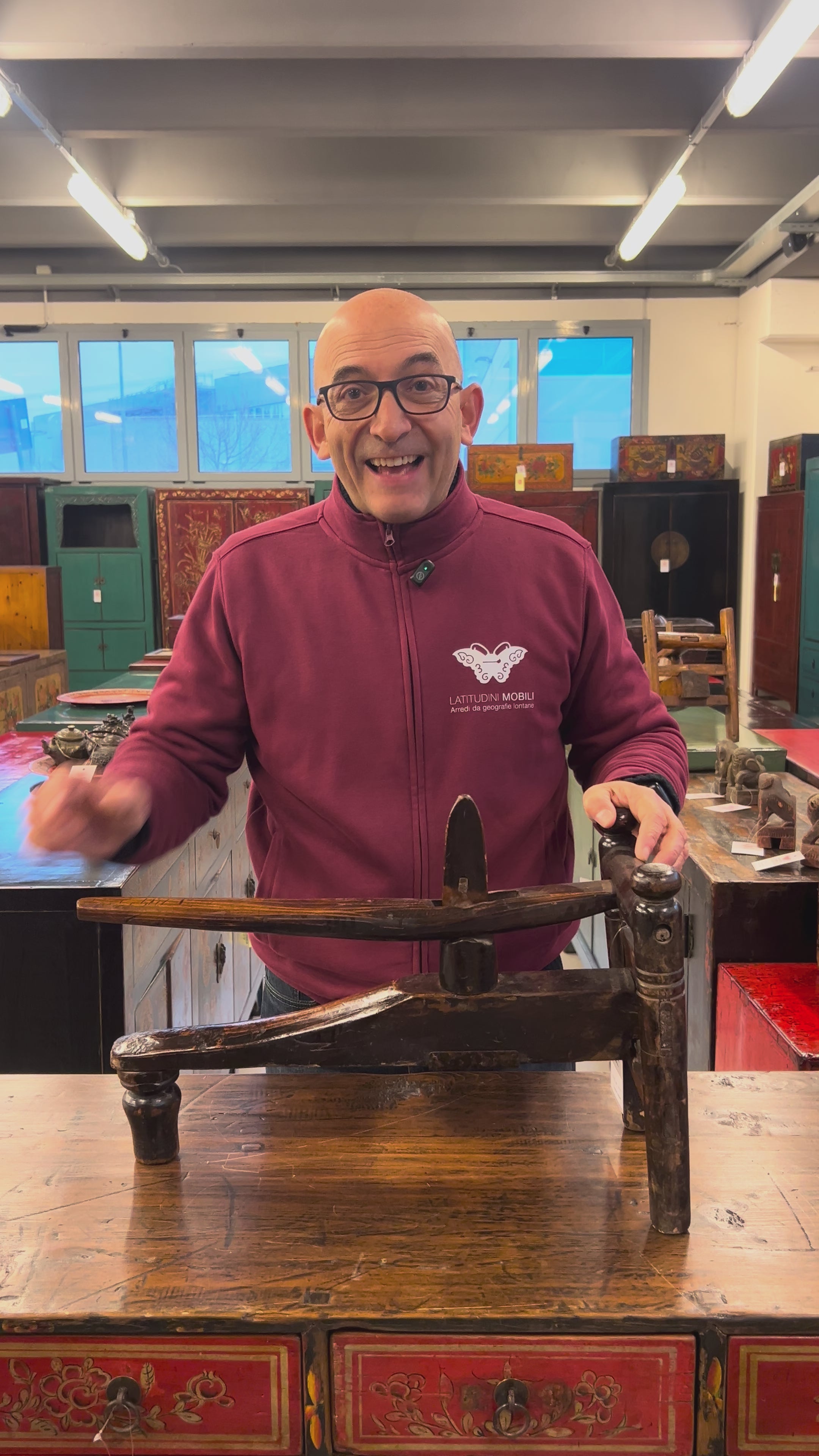 Carica video: ANTICO TORCHIO OLMO CINESE TESTA DI MORO