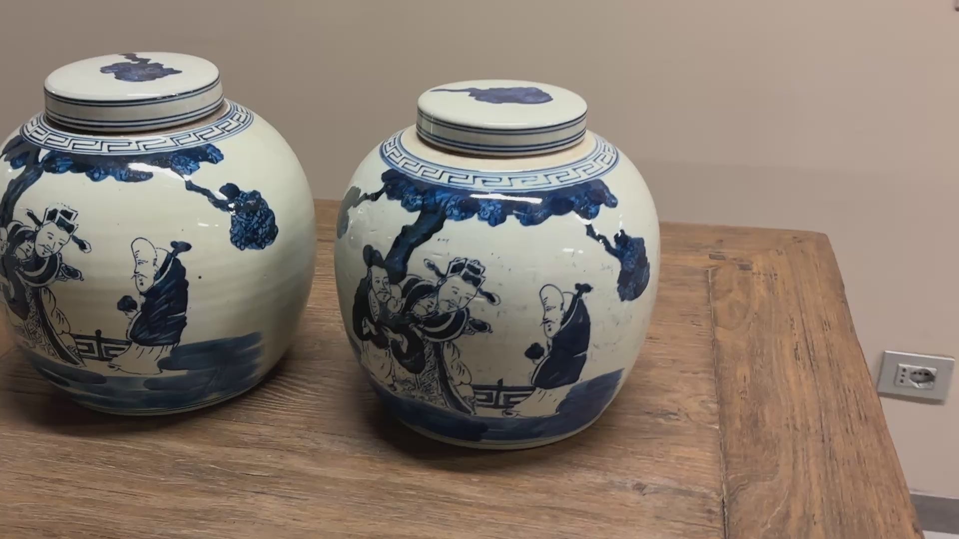 Carica video: VASO STONDATO DECORATO CON COPERCHIO