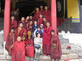 I monaci tibetani posano all'ingresso del tempio con Simona, Florio e i figli Giacomo e Ludovica