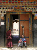 Florio e Ludovica al portale d'ingresso del tempio tibetano