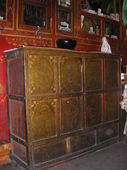 Splendida credenza tibetano monocroma con decoro in rilievo