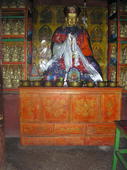 Credenza tibetana bicromatica nella stanza delle statue