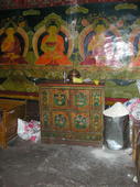 Credenza tibetana sul muro affrescato del tempio