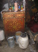 Credenza tibetana nella cucina del tempio