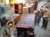 Simona sta scegliendo i mobili tibetani appena scaricati nel cortile