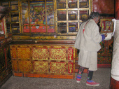 Credenza tibetana nella biblioteca del tempio