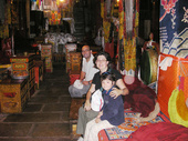 Simona, Florio e Ludovica nella sala da preghiera del tempio tibetano