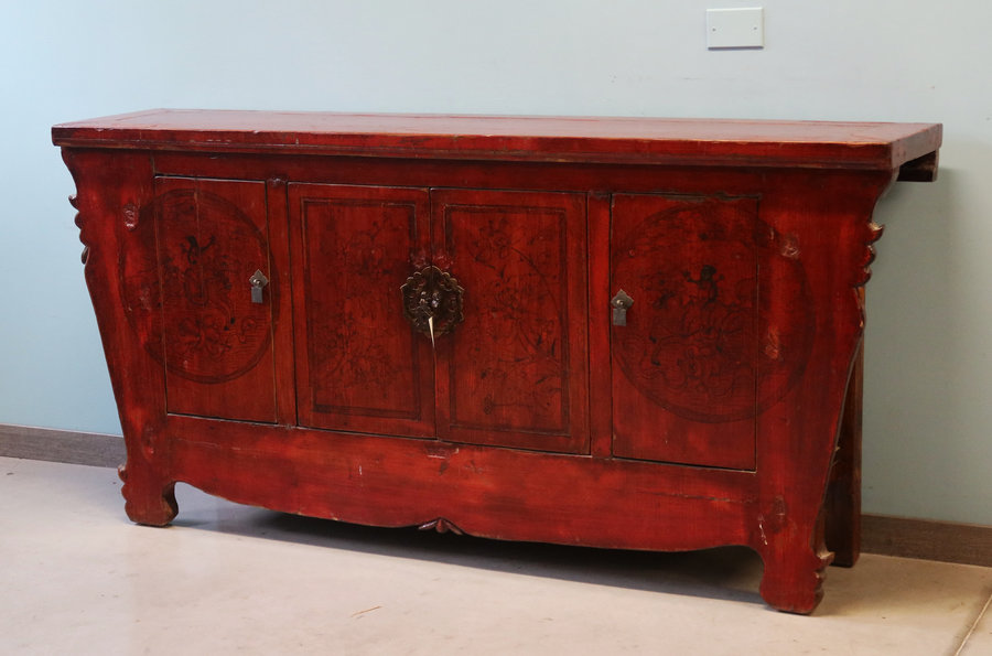 CREDENZE, MADIE - CREDENZA CINESE AD ALTARE CON DECORO LIEVE - CM-10976