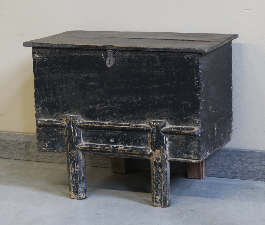 BAULI - BAULE NERO CON GAMBE ARRETRATE - BB-11453