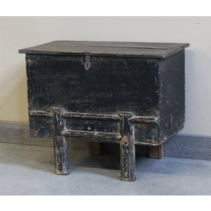 BAULI - BAULE NERO CON GAMBE ARRETRATE - BB-11453